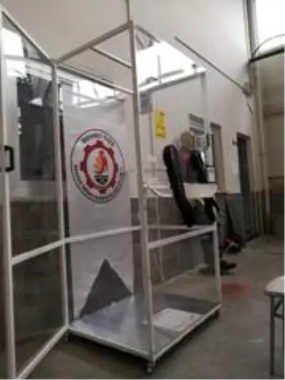 Öğretmenler sağlıkçılar için izole numune alma ünitesi üretti