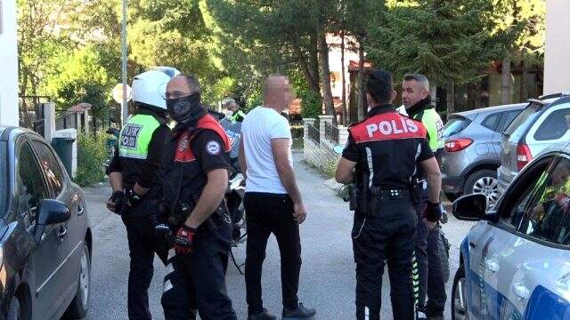 Yasağı delip alkollü araç kullandığı için ceza yiyen şahıs, hırsını gazetecilerden çıkardı