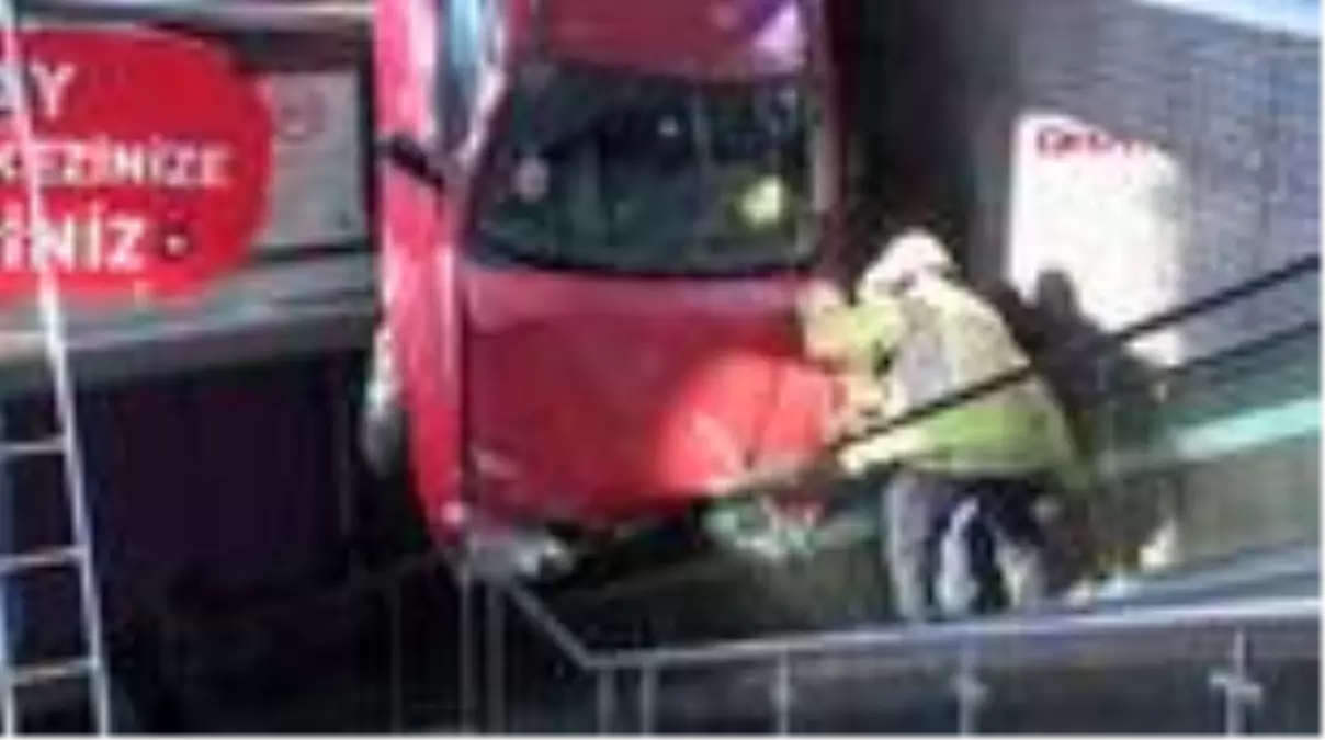 AKSARAY'DA YERALTI ÇARŞISININ MERDİVENLERİNE OTOMOBİL DÜŞTÜ