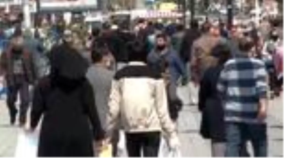 Esenyurt'ta kısıtlamanın ardından vatandaşlar sokakları doldurdu