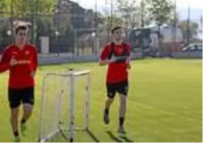 Göztepe'de futbolcular gruplar halinde çalıştı