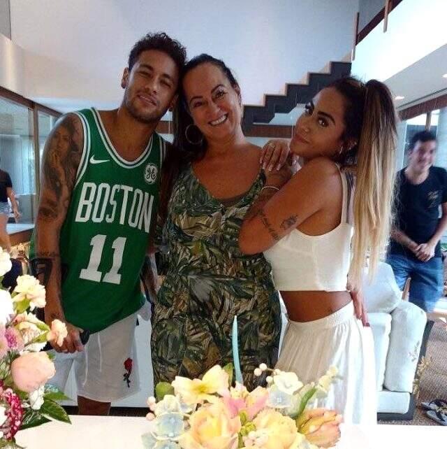 Neymar'ın annesi, sevgilisinin aşçı ile ilişkisi olduğunu öğrenince evden kovdu Neymar'ın annesi, sevgilisinin aşçı ile ilişkisi olduğunu öğrenince evden kovdu