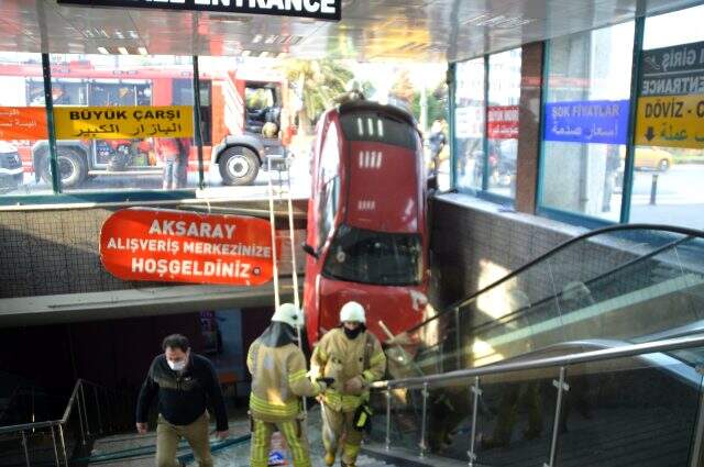 Otobüse çarpan araç sürücüsü, hakimiyetini kaybederek Aksaray Yeraltı Çarşısı'na uçtu