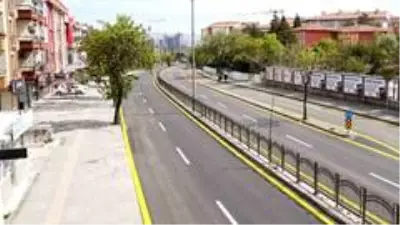 Sokağa çıkma yasağında asfalt atağı Sokağa çıkma yasağında asfalt atağı