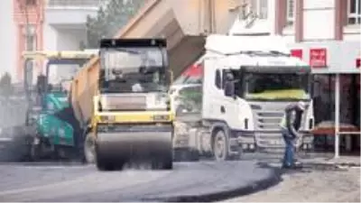 Sokağa çıkma yasağında asfalt atağı Sokağa çıkma yasağında asfalt atağı