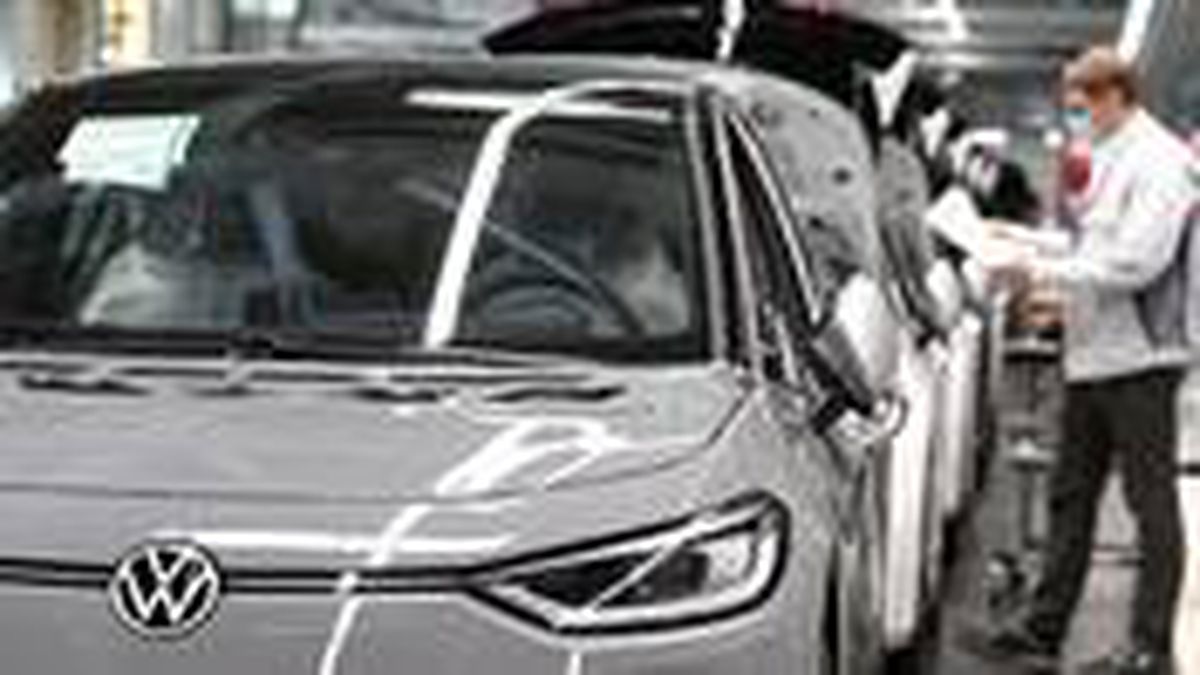 Volkswagen, Almanya'da bulunan en büyük fabrikasında üretime yeniden başladı