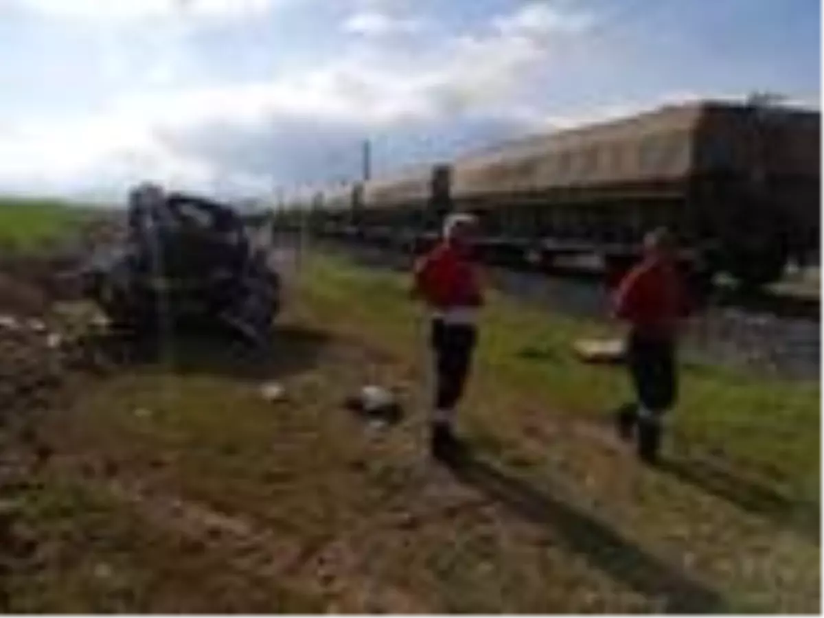 Hemzemin geçitte trenin çarptığı kamyonet sürücüsü yaralandı