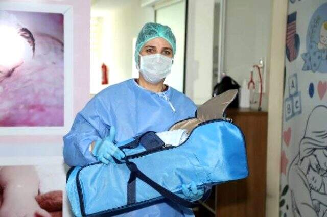 Koranavirüsü yenen 17 günlük bebek taburcu edildi