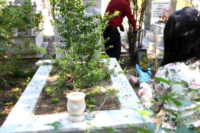 Ölüm yıl dönümünde annesini görüntülü aramayla anan kadın, gözyaşlarına hakim olamadı