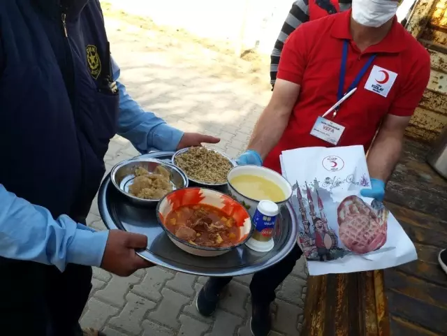 Salihli Kızılay ev ev yemek dağıttı Haber