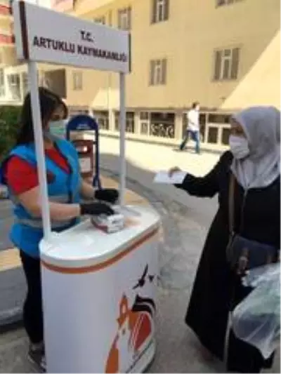 Artuklu'da ücretsiz maske dağıtımı sürüyor Artuklu'da ücretsiz maske dağıtımı sürüyor