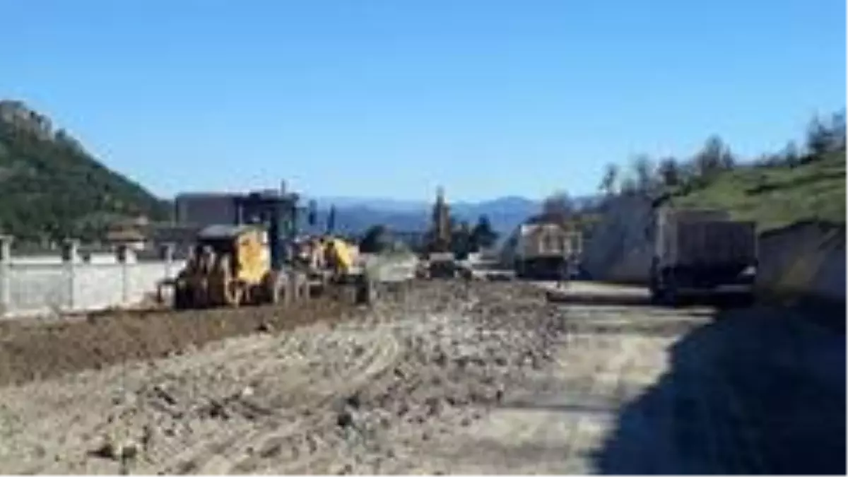 Balıkesir ilçelerinde yol genişletme çalışmaları sürüyor