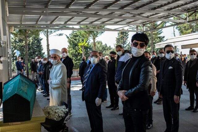 Bülent Esoy'un annesinin tabutu başında ettiği dua dikkat çekti: Benim günahlarımla onu cezalandırma