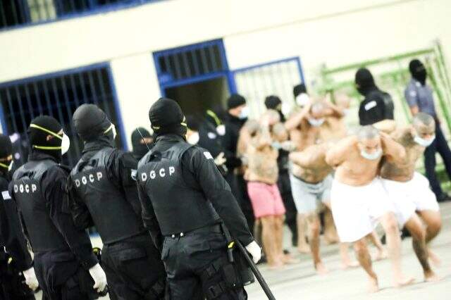 El Salvador'da mahkumların iletişimini kesmek için sac levhalar takıldı