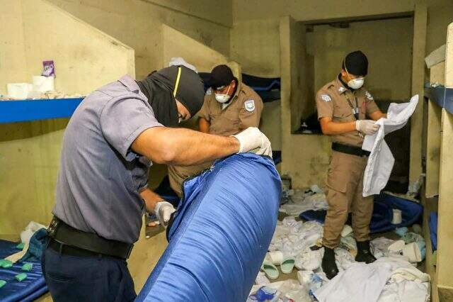El Salvador'da mahkumların iletişimini kesmek için sac levhalar takıldı