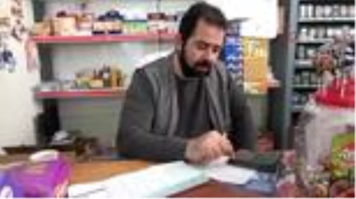 Hayırsever vatandaş bakkalın veresiye defterini satın aldı