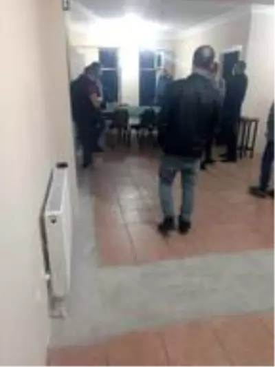 İş yerinde kumar oynayan 12 kişiye, 49 bin 800 lira ceza İş yerinde kumar oynayan 12 kişiye, 49 bin 800 lira ceza