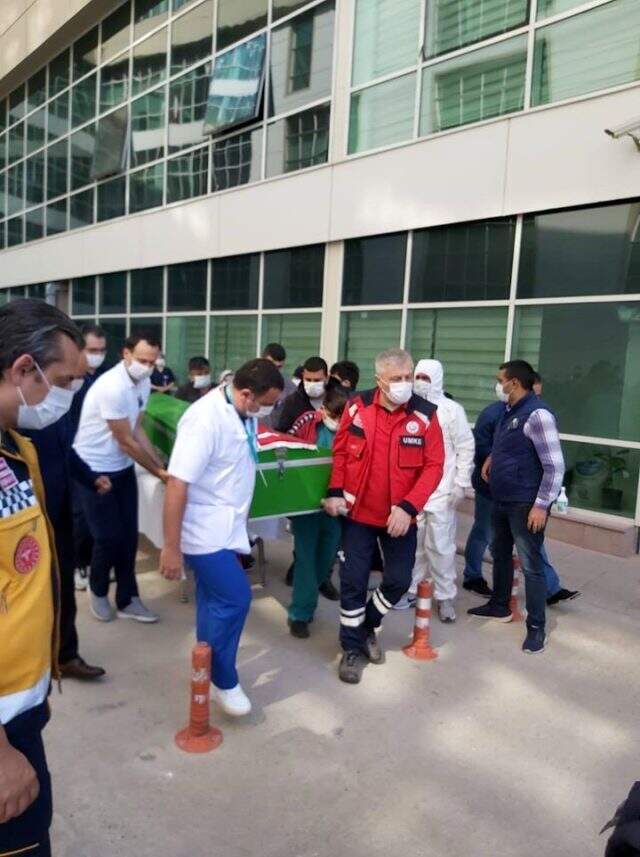 Kanseri yenen Tuğba hemşire, koronavirüs nedeniyle hayatını kaybetti