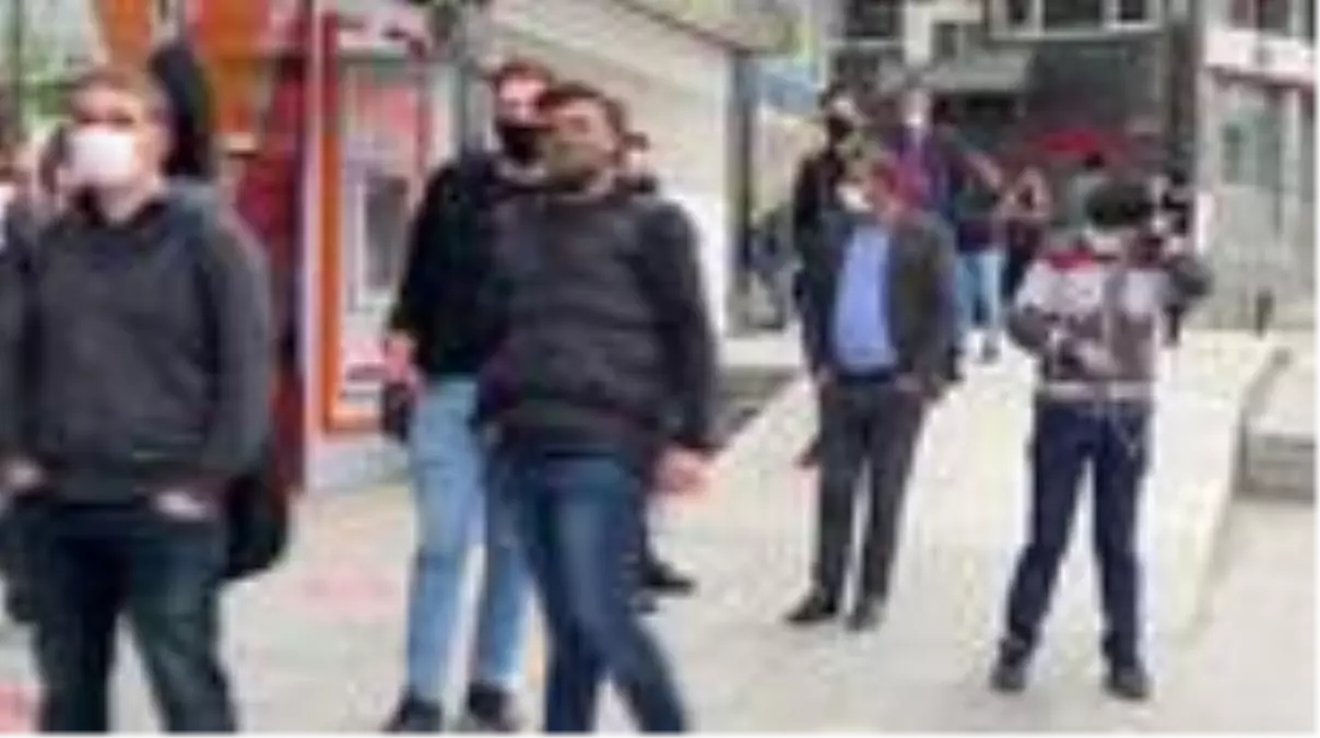 SULTANBEYLİ'DE BANKALAR ÖNÜNDE METRELERCE KUYRUK