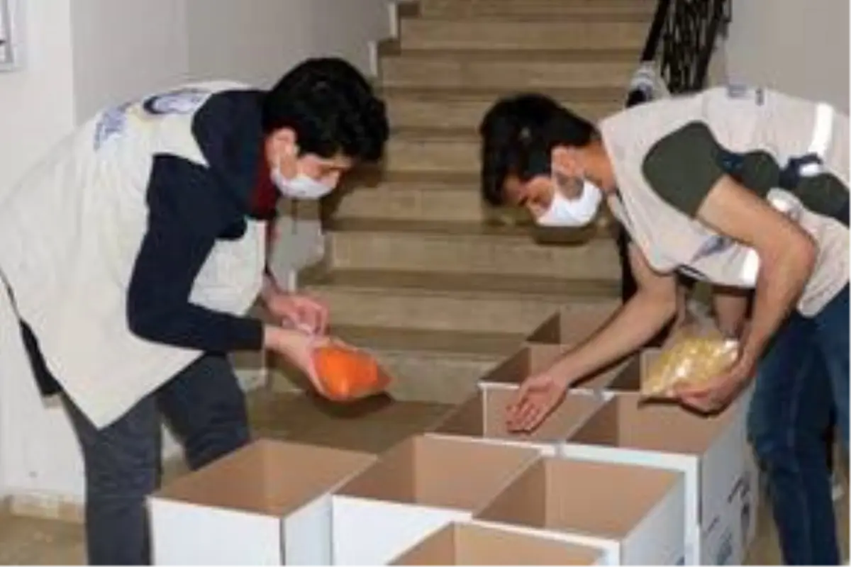 Üniversite öğrencileri ihtiyaç sahibi ailelere ramazan kolisi dağıttı