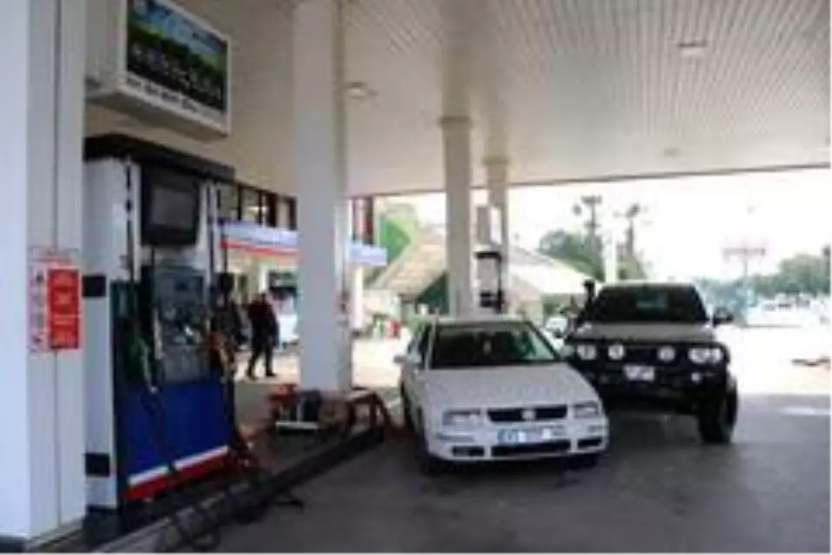 Aniden direksiyon kıran sürücü, kamyonetle petrole daldı: 1 yaralı