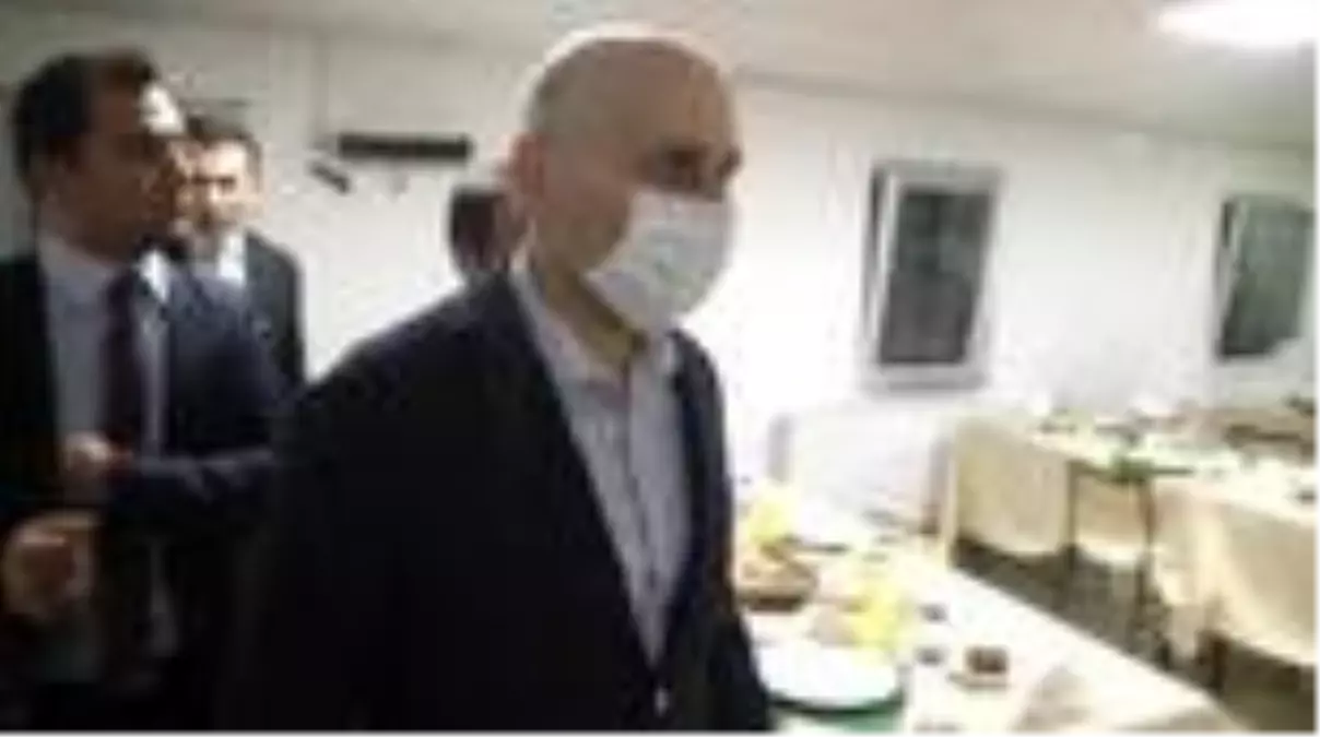 Bakan Karaismailoğlu işçilerle iftar yaptı