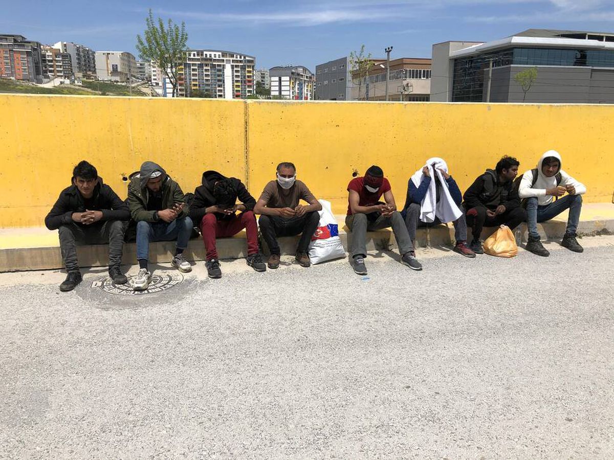 Balıkesir'den yürüyerek İstanbul'a gitmeye çalışan Pakistanlı mülteciler, Bursa'da polise takıldı