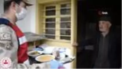 Bu ilçede yaşlıların iftar yemekleri evlerine götürülüyor