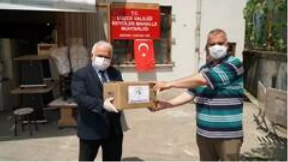 Düzce Belediyesi ürettiği maskeleri muhtarlara teslim ediyor