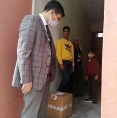 Ergani'de evden çıkamayan vatandaşlara gıda kolisi dağıtılıyor