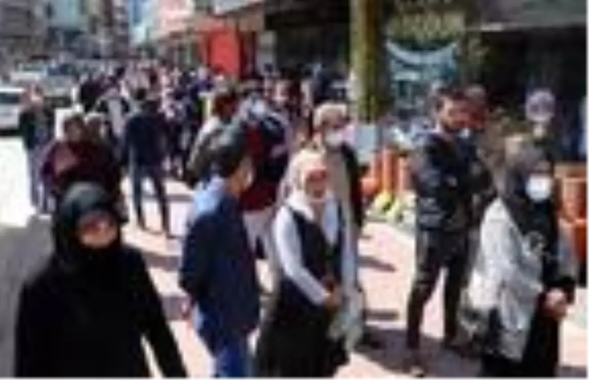 Gaziantep'te, PTT önlerinde uzun kuyruk