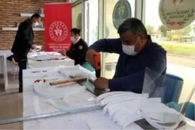 Gençlik merkezinde sağlık çalışanları için mesai yapılıyor