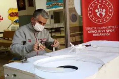 Gençlik merkezinde sağlık çalışanları için mesai yapılıyor