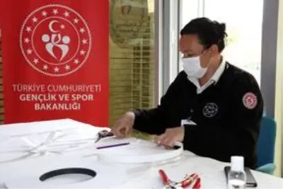 Gençlik merkezinde sağlık çalışanları için mesai yapılıyor