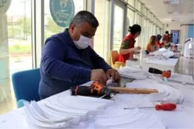Gençlik merkezinde sağlık çalışanları için mesai yapılıyor