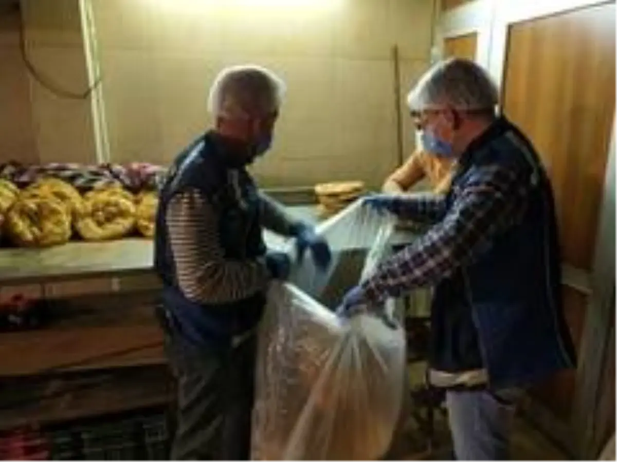 Gramajı düşük pideleri vatandaşlara satmaya çalıştılar