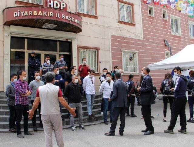 HDP'lilerin güldüğü evlat nöbetindeki aileler, sinir krizi geçirdi