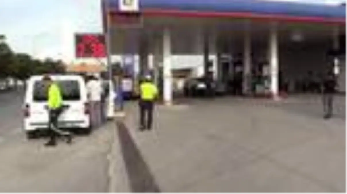 Kamyonet yakıt alan otomobile çarptı: 1 yaralı