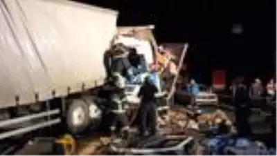 Kocaeli'de iki kargo kamyonu çarpıştı: 1 yaralı Kocaeli'de iki kargo kamyonu çarpıştı: 1 yaralı