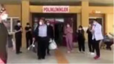 Korona virüsü yenen 5 kişi alkışlarla hastaneden uğurlandı Korona virüsü yenen 5 kişi alkışlarla hastaneden uğurlandı