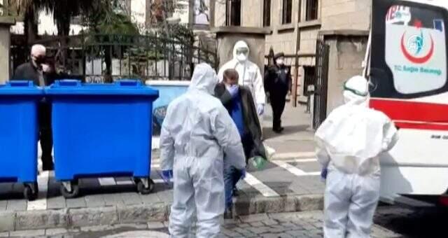 Koronavirüs şüphesiyle tedavi gördüğü hastaneden ayrılan kişi bankada yakalandı