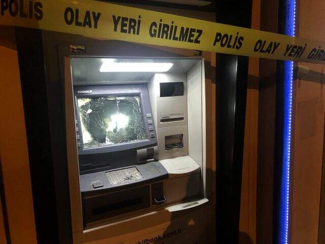 Miras meselesi sebebiyle babasına kızan kadın, çekiçle ATM'leri parçaladı