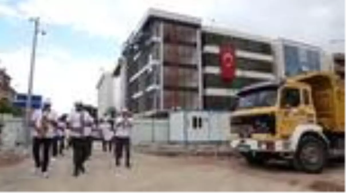 Roman müzisyenler işçiler için çaldı