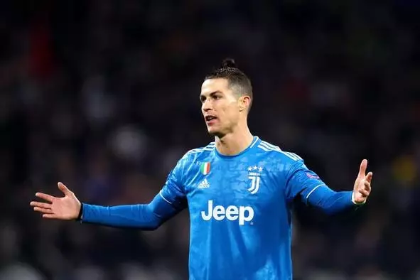 Ronaldo, Dybala'nın koronavirüs testinin yine pozitif çıkmasının ardından İtalya'ya dönmeyi erteledi Ronaldo, Dybala'nın koronavirüs testinin yine pozitif çıkmasının ardından İtalya'ya dönmeyi erteledi