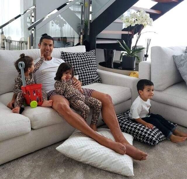 Ronaldo, Dybala'nın koronavirüs testinin yine pozitif çıkmasının ardından İtalya'ya dönmeyi erteledi Ronaldo, Dybala'nın koronavirüs testinin yine pozitif çıkmasının ardından İtalya'ya dönmeyi erteledi