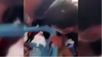 Sandalyenin boşluk kısmına parmaklarını sıkıştıran çocuğu itfaiye kurtardı Sandalyenin boşluk kısmına parmaklarını sıkıştıran çocuğu itfaiye kurtardı