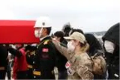 Şehit eşini asker selamıyla uğurladı Şehit eşini asker selamıyla uğurladı