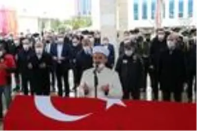 Şehit eşini asker selamıyla uğurladı Şehit eşini asker selamıyla uğurladı