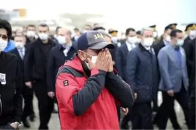 Şehit Jandarma Uzman Çavuş Yılmaz Güneş son yolculuğuna uğurlandı Şehit Jandarma Uzman Çavuş Yılmaz Güneş son yolculuğuna uğurlandı