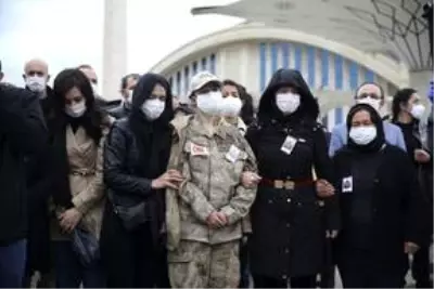 Şehit Jandarma Uzman Çavuş Yılmaz Güneş son yolculuğuna uğurlandı Şehit Jandarma Uzman Çavuş Yılmaz Güneş son yolculuğuna uğurlandı